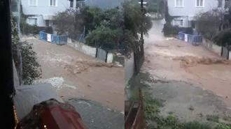 İzmir'de sağanak su baskınlarına neden oldu