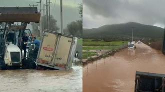Bodrum'da sağanak; su dolan yolda kalan kamyonetin sürücüsü kepçeyle kurtarıldı