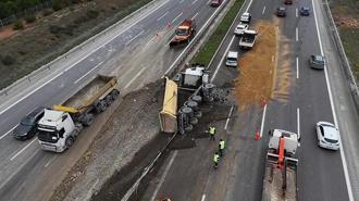 Kuzey Marmara Otoyolu'nda hafriyat kamyonu devrildi