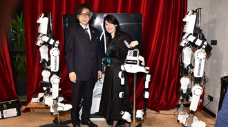 Sağlık alanında insan ile giyilebilir robotik sistemler birleşiyor