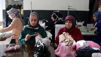 Depremzedelere yardım için bir araya gelen kadınlar kooperatif kurdu