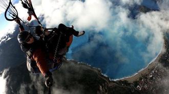 Yamaç paraşütü sırasında Ölüdeniz'de oluşan renk geçişleri görüntülendi