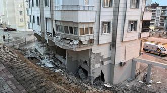 Şanlıurfa’da istinat duvarı çöktü, mahsur kalan 15 kişi tahliye edildi: O anlar kamerada