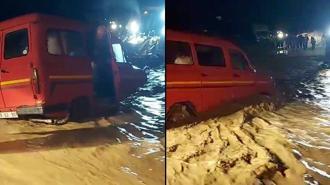 Aydın’da taşan çayda mahsur kalan minibüsteki aile kurtarıldı