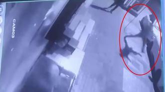 Park halindeki otomobillerin aynalarını kırıp, kaportalarını çizdiler