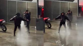 Çamurlu araziden dönen motosiklet sürücüsü, basınçlı suyla temizlendi