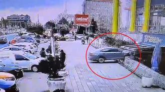 Sürücüsünün fren yerine gaza bastığı otomobil, AVM’de kafeye daldı; 1 yaralı