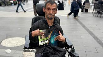 Yüzde 90 bedensel engelli, tek eliyle 3 kitap yazdı