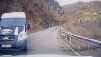 Okul servis minibüsünün otomobille çarpıştığı kaza kamerada