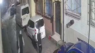 Yere düşen bayrağı kaldırdı