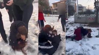 Parkta, kendilerinden küçük kızları darbettiler