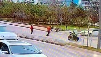 Torunuyla yolun karşısına geçerken motosiklet çarptı; kaza kamerada