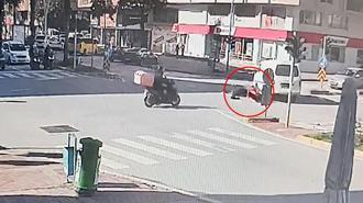 Kazada motosiklet sürücüsü minibüsün altında kalmaktan son anda kurtuldu