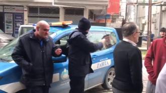 Avcılar'da kaldırıma park edilen aracın fotoğrafını çeken zabıtaya yumruklu saldırı