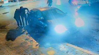 Çarptığı motosiklet sürücüsünü otomobiliyle hastaneye götürdü; o anlar kamerada