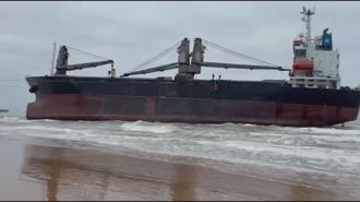 Sarıyer'de karaya oturan gemide tahliye operasyonu kamerada