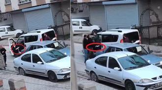 Sopalı ve bıçaklı 'yol verme' kavgası kamerada: 2 gözaltı