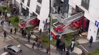 Büyükçekmece'de asansörlü nakliye kamyonu diş polikliniğine girdi: 2 yaralı