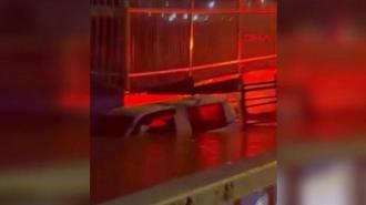 İzmir'de sağanak; su dolu alt geçitte aracın içinde mahsur kalan sürücü öldü