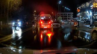 Halk otobüsünün motosiklete çarptığı kaza kamerada; 1 yaralı