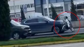 Yola çıkan kadının araçların önüne geçip trafiği durdurduğu anlar kamerada