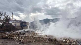 Karabük'te 4 ev, ahır ve traktör yandı, 2 büyükbaş öldü