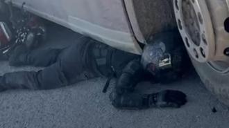 TIR'ın altında sıkışan motosikletin sürücüsünü kaskı ve koruyucu kıyafetleri kurtardı