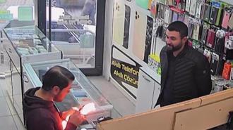 Tamire getirilen cep telefonunun bataryası patlayıp alev aldı