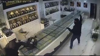 Kar maskeli şüpheliler, kuyumcu çalışanını darbedip 1 kiloya yakın altını alarak kaçtı; soygun anı kamerada