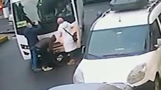 Midibüsün çarptığı kadın yaralandı; kaza kamerada