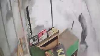 Çatıdan düşen kar kütlesinden saniyeler ile kurtuldu