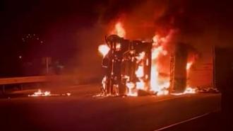 Osmaniye’de devrilen TIR, alev alev yandı