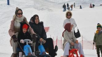 Bitlis'te anneler ile çocukları kızakla kayıp eğlendi
