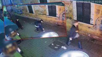 Beyoğlu’nda kadın turistin yere saçılan paralarını toplayan esnaf: 'Teşekkür bile etmedi, saçını tarayıp gitti'