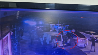 Yürüyerek geldiği halı saha önünde yığılan yaralıya, maçtan çıkan doktorlar müdahale etti