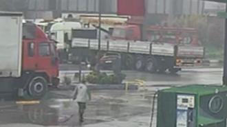 Otomobil, akaryakıt istasyonundan dönüş yapan TIR'a çarptı; kaza kamerada