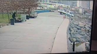 Bakırköy'de zabıta aracının denize düştüğü anlar kamerada