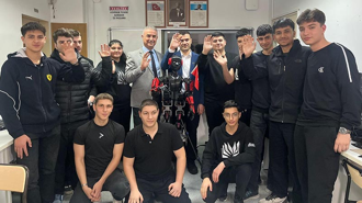 Öğrencilerin geliştirdiği 'Altan' robot, onlarla sohbet edip rehberlik yapıyor