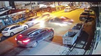 Küçükçekmece’de 5 aracın karıştığı zincirleme kaza kamerada