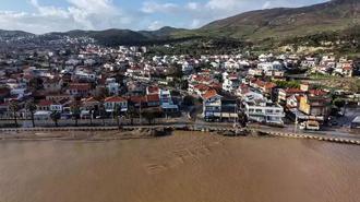 İzmir Foça'da sağanak; dereler taştı, denizin rengi değişti
