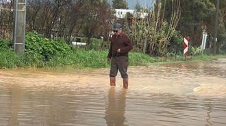 Bodrum'da sağanak; yollar trafiğe kapandı, iş yerlerini su bastı