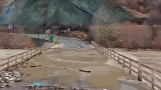 Diyarbakır’da yağış sonrası dere taştı, köprü su altında kaldı