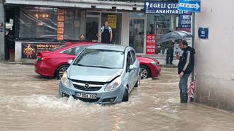 İzmir’de sağanak; yollar su doldu, esnaf mağdur oldu