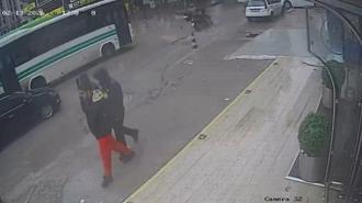 Devrilen motosikletin sürücüsü, otobüsün altında kalmaktan son anda kurtuldu; o anlar kamerada