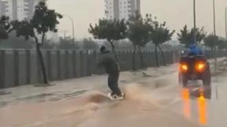 Adana’da su dolan caddede sörf yaptı