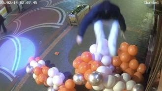 Sevgililer Günü süslemesi için asılan balonlara zarar verdi; o anlar kamerada