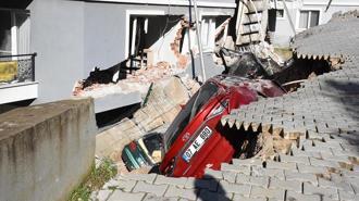 İzmir’de toprak kayması; 2 bina ve 7 araç zarar gördü