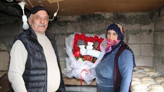 Yarım asırlık eşe tandırda ekmek pişirirken Sevgililer Günü sürprizi