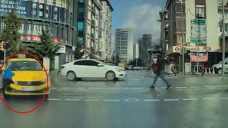 Ümraniye’de yolun karşısına geçmek isteyen çocuğa taksi çarptı; o anlar kamerada