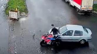 Motosikletle otomobilin çarpıştığı kaza kamerada; 1 yaralı